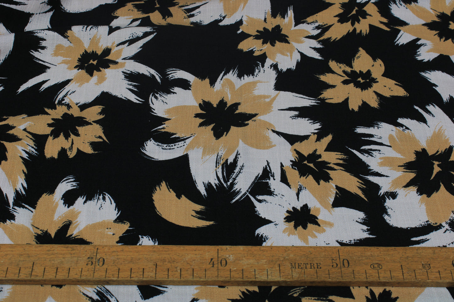 Tissu crepe viscose - imprimé fleurs abstraites - ton beige, écru et noir - photo 5/5 | So Tissus