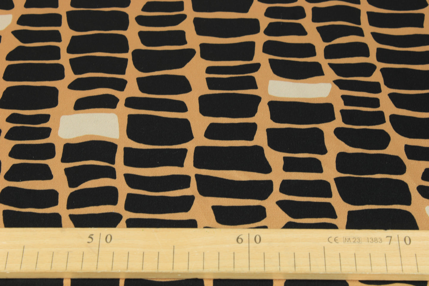 Tissu satin - imprimé tacheté - ton noir et beige - photo 5/5 | So Tissus