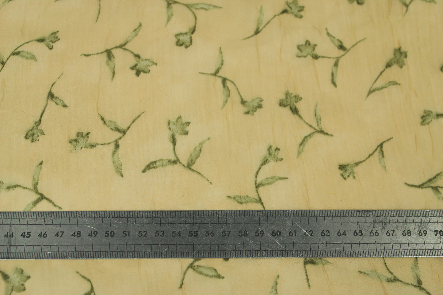 Tissu crêpon - imprimé fleuri vintage - ton beige et vert - photo 5/5 | So Tissus