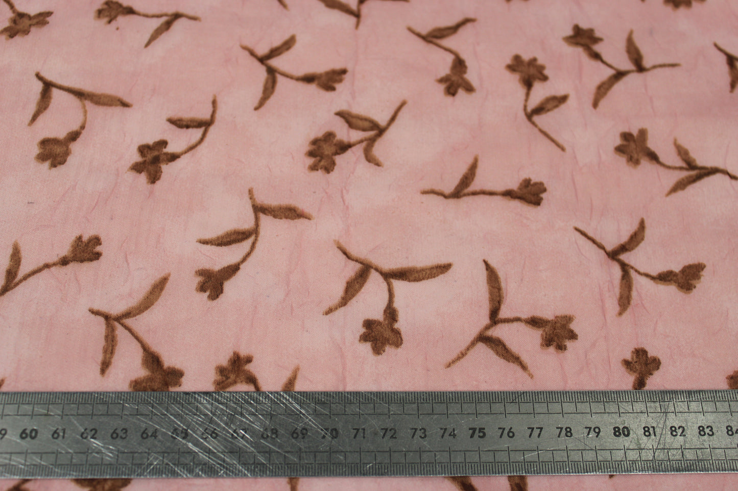 Tissu crêpon - imprimé fleuri vintage - ton rose pâle et marron - photo 5/5 | So Tissus