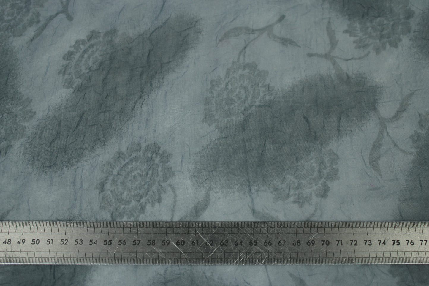 Tissu crêpon - imprimé fleurs vintages - ton gris perle - photo 5/5 | So Tissus
