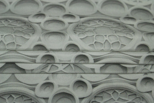 Tissu crêpe de chine 100% soie - imprimé mosaïque 3D - gris et blanc - photo 2/4 | So Tissus