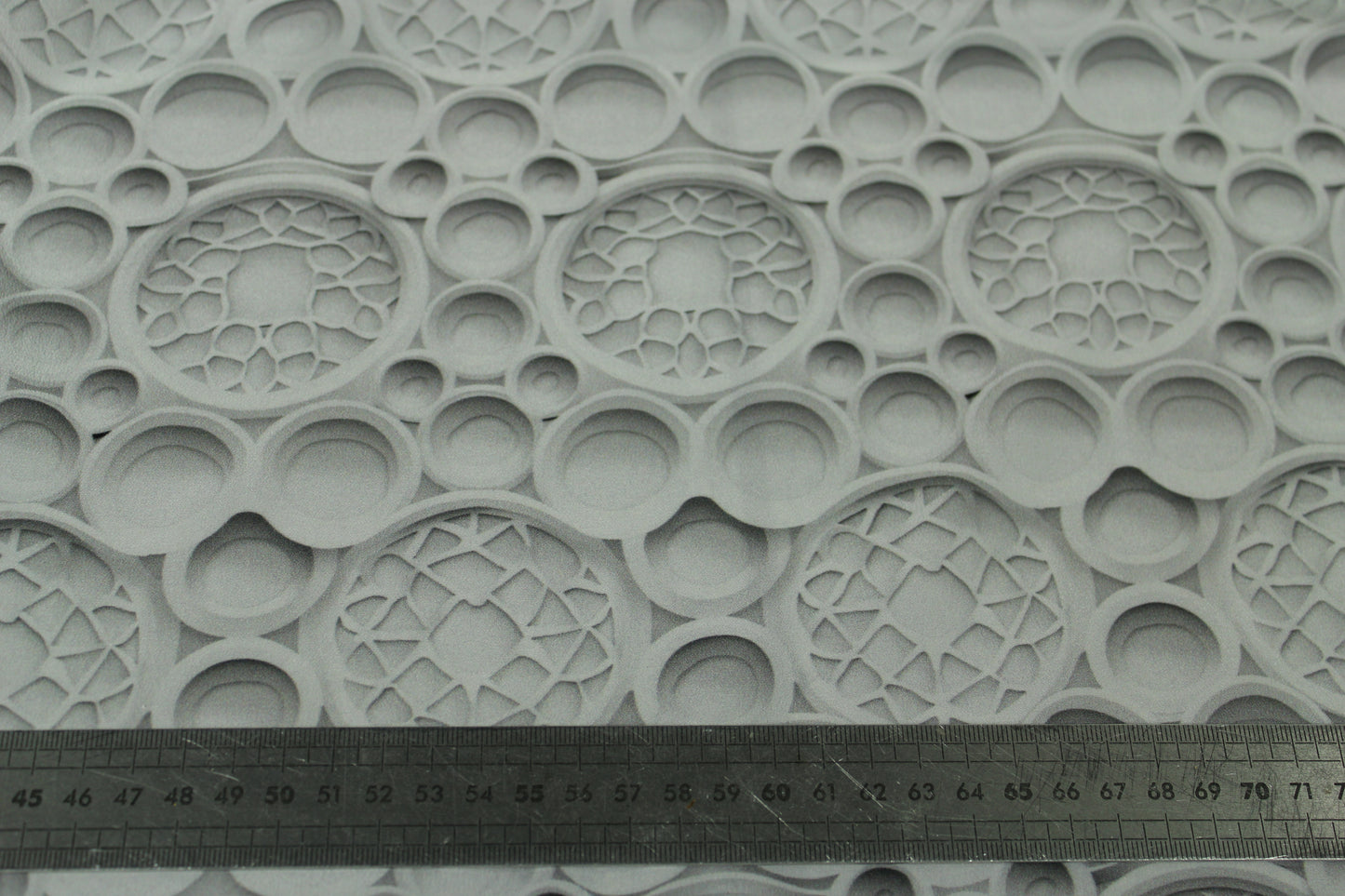 Tissu crêpe de chine 100% soie - imprimé mosaïque 3D - gris et blanc - photo 4/4 | So Tissus