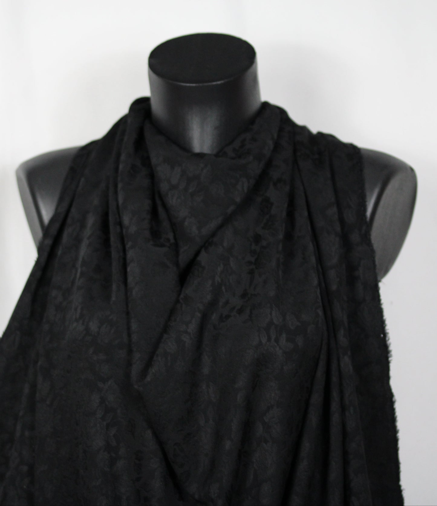 Tissu jacquard de soie - motif fleuri - noir - photo 5/5 | So Tissus