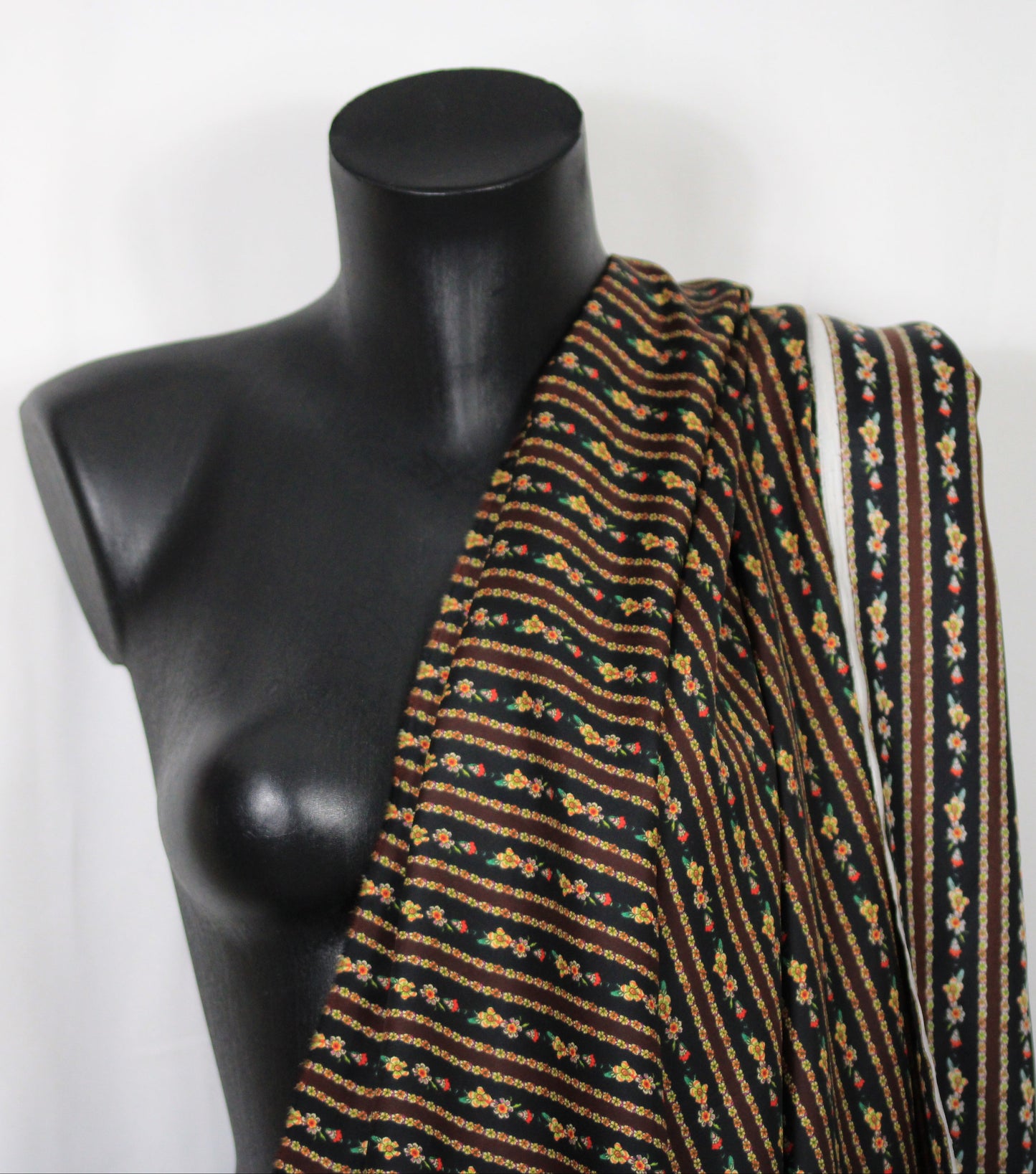 Tissu twill de soie - imprimé vintage - ton noir et marron - photo 4/4 | So Tissus