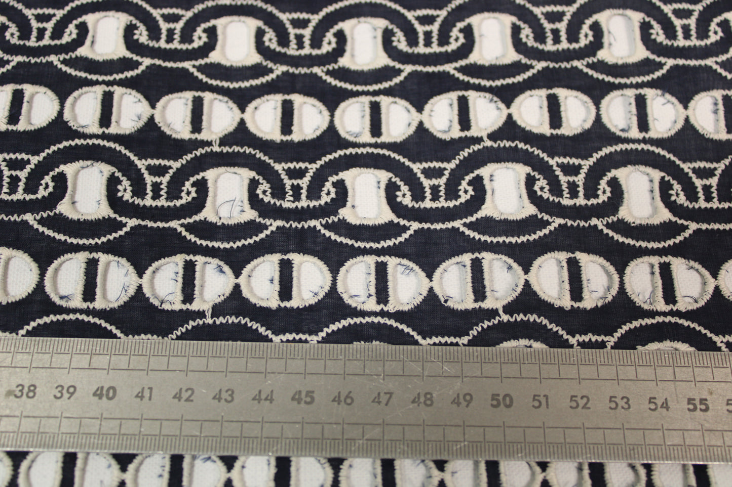Tissu broderie anglaise - motif chaine - bleu marine et blanc - photo 5/5 | So Tissus