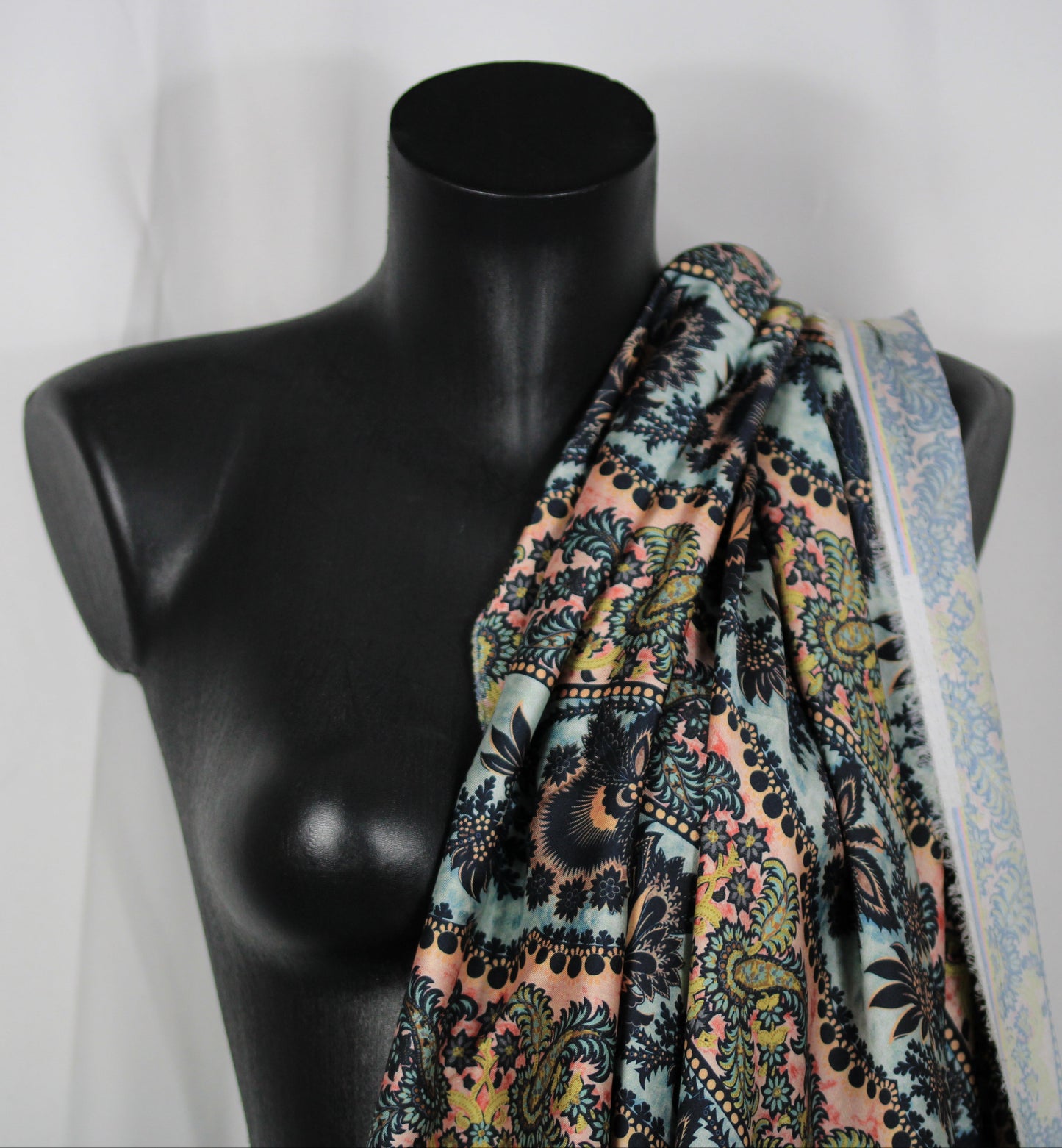 Tissu twill - imprimé frise fleuri - multicolore - ton bleu ciel et rose - photo 4/4 | So Tissus