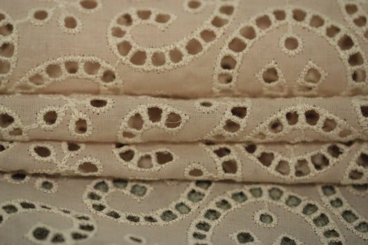 Tissu broderie anglaise - motif coeur - beige et blanc - photo 2/4 | So Tissus