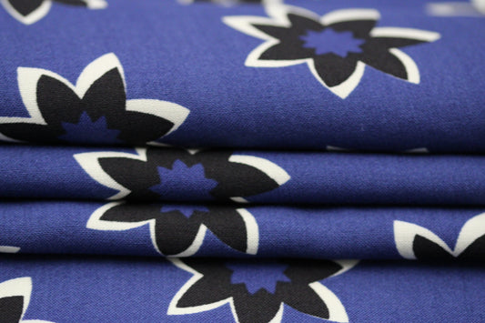 Tissu viscose - imprimé fleur étoilé - ton bleu marine - photo 2/5 | So Tissus