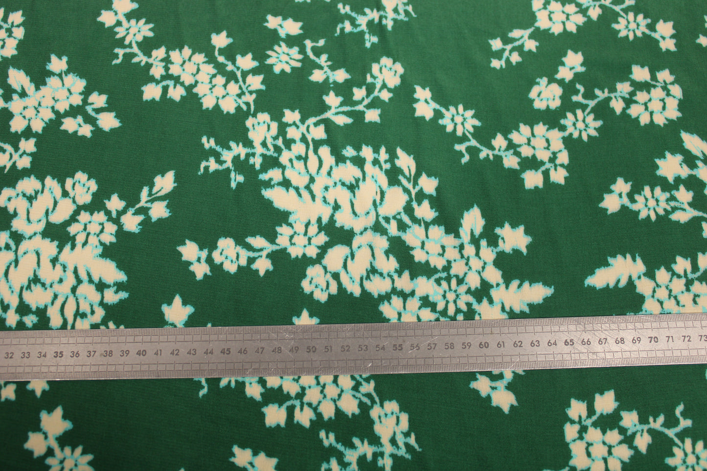 Tissu crêpe viscose - imprimé fleur abstraite - vert et blanc - photo 5/5 | So Tissus