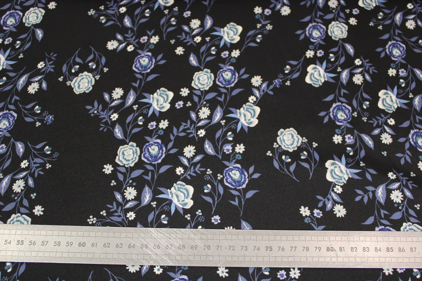 Tissu twill - imprimé fleuri - ton bleu marine - photo 5/5 | So Tissus