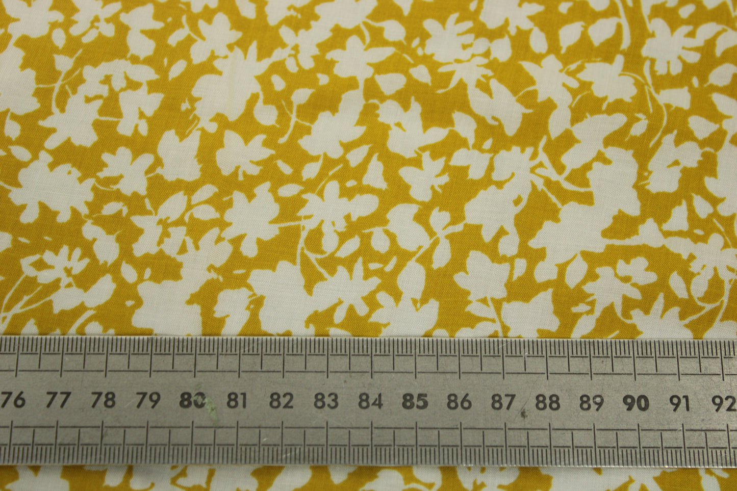Tissu javanaise de viscose - imprimé fleuri - jaune et blanc - photo 4/4 | So Tissus