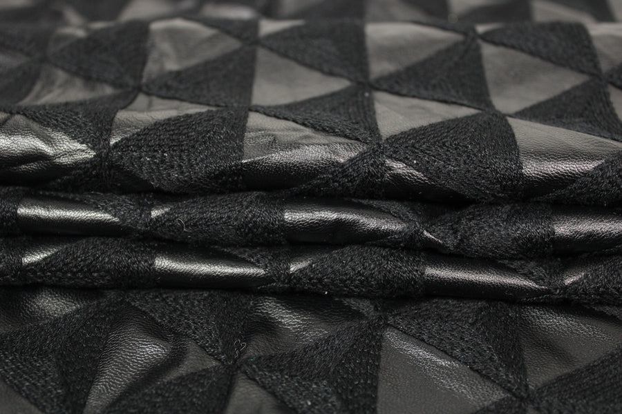 Tissu simili cuir brodé motif triangle - noir