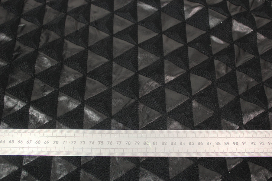 Tissu simili cuir brodé motif triangle - noir
