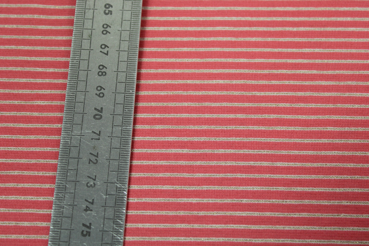 Tissu maille jersey viscose - à rayures - corail, beige et doré - photo 4/4 | So Tissus