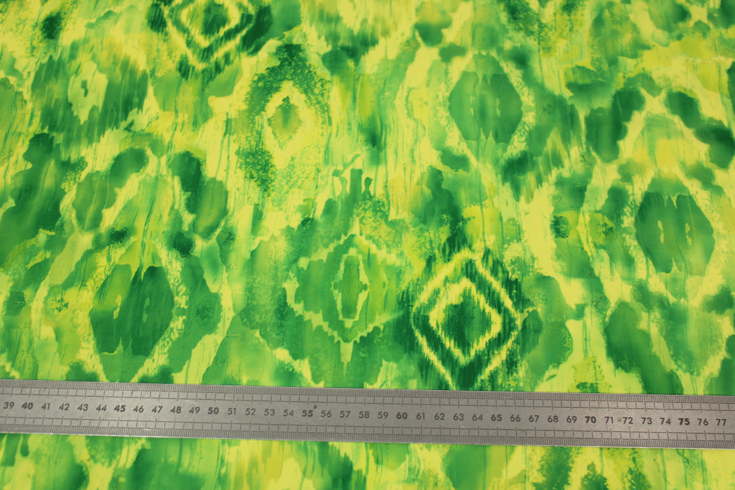 Tissu crêpe japonais - imprimé tacheté - ton vert et jaune - photo 4/4 | So Tissus