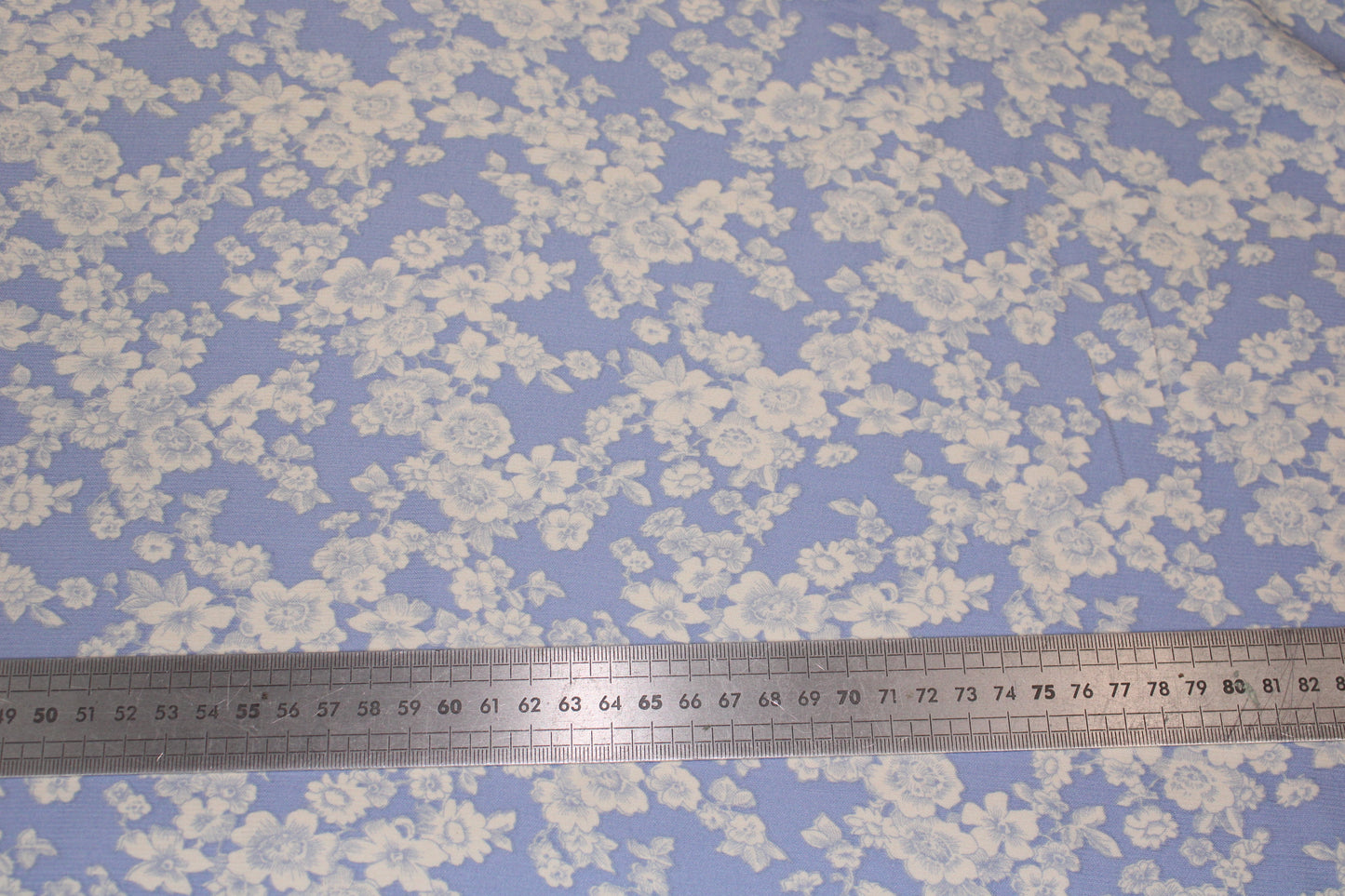 Tissu satin de viscose imprimé fleuri - bleu ciel et blanc - photo 4/4 | So Tissus