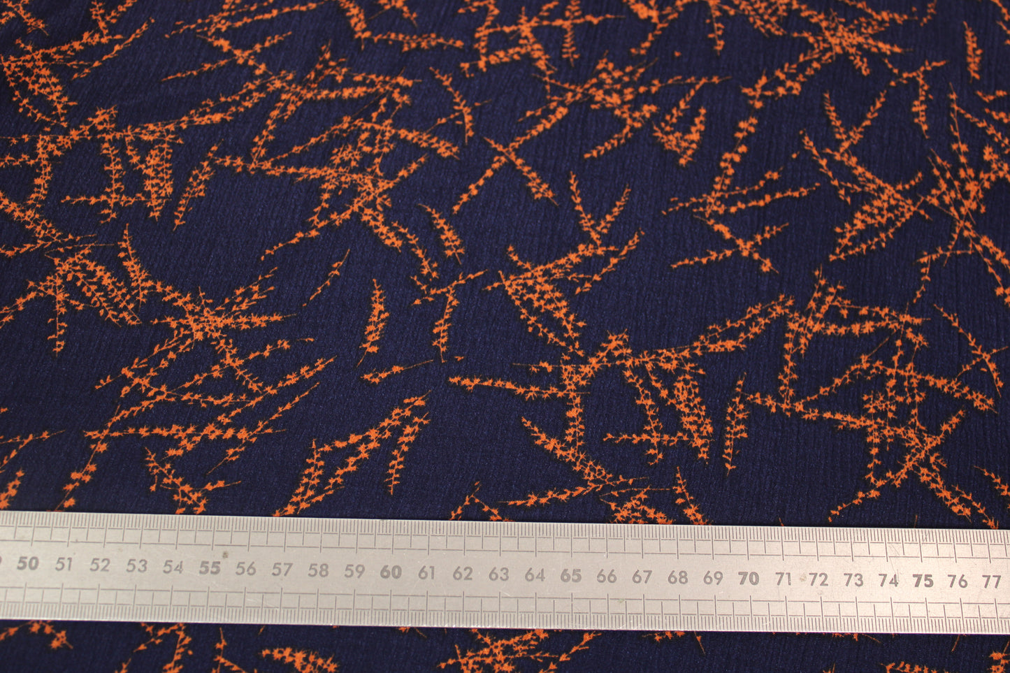 Tissu crêpon viscose - imprimé abstrait - ton bleu marine - photo 4/4 | So Tissus