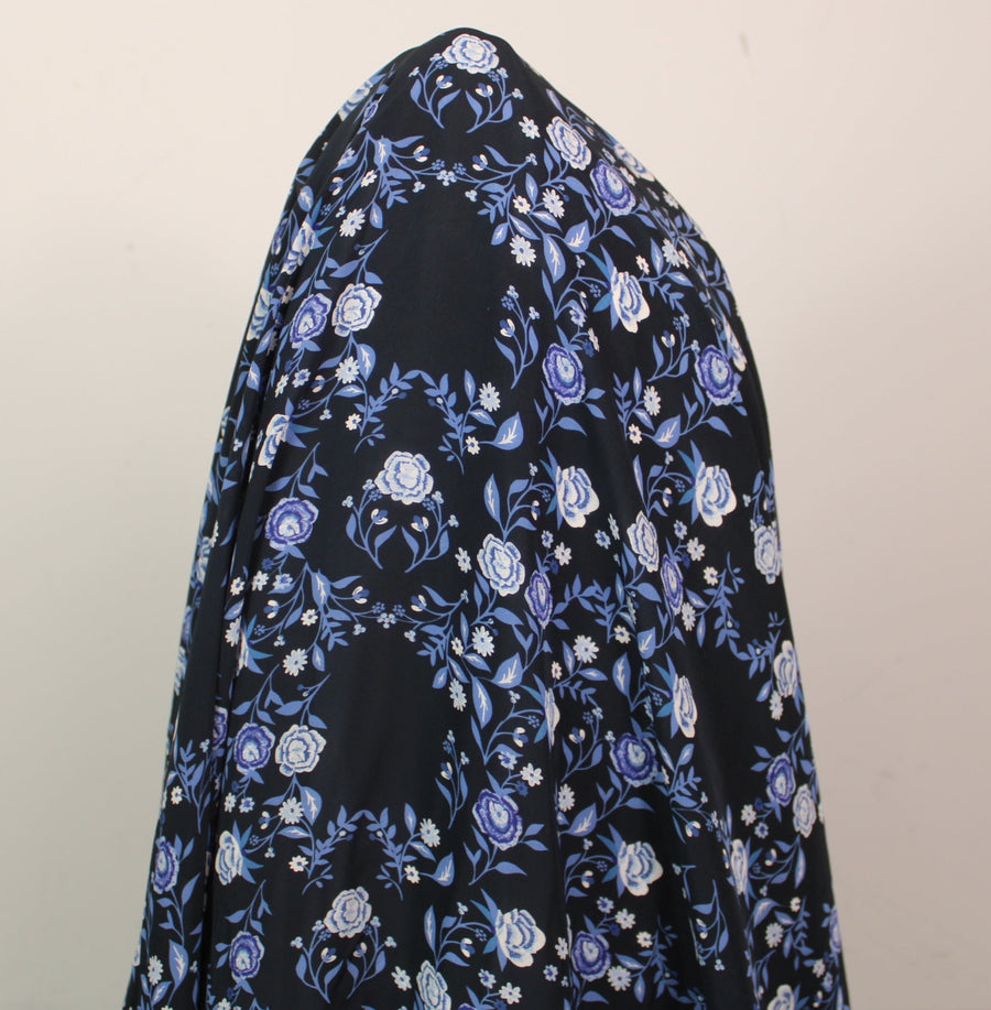 Tissu crêpe viscose - imprimé fleuri - ton bleu marine