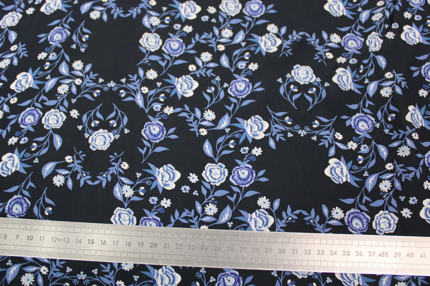 Tissu crêpe viscose - imprimé fleuri - ton bleu marine - photo 4/4 | So Tissus