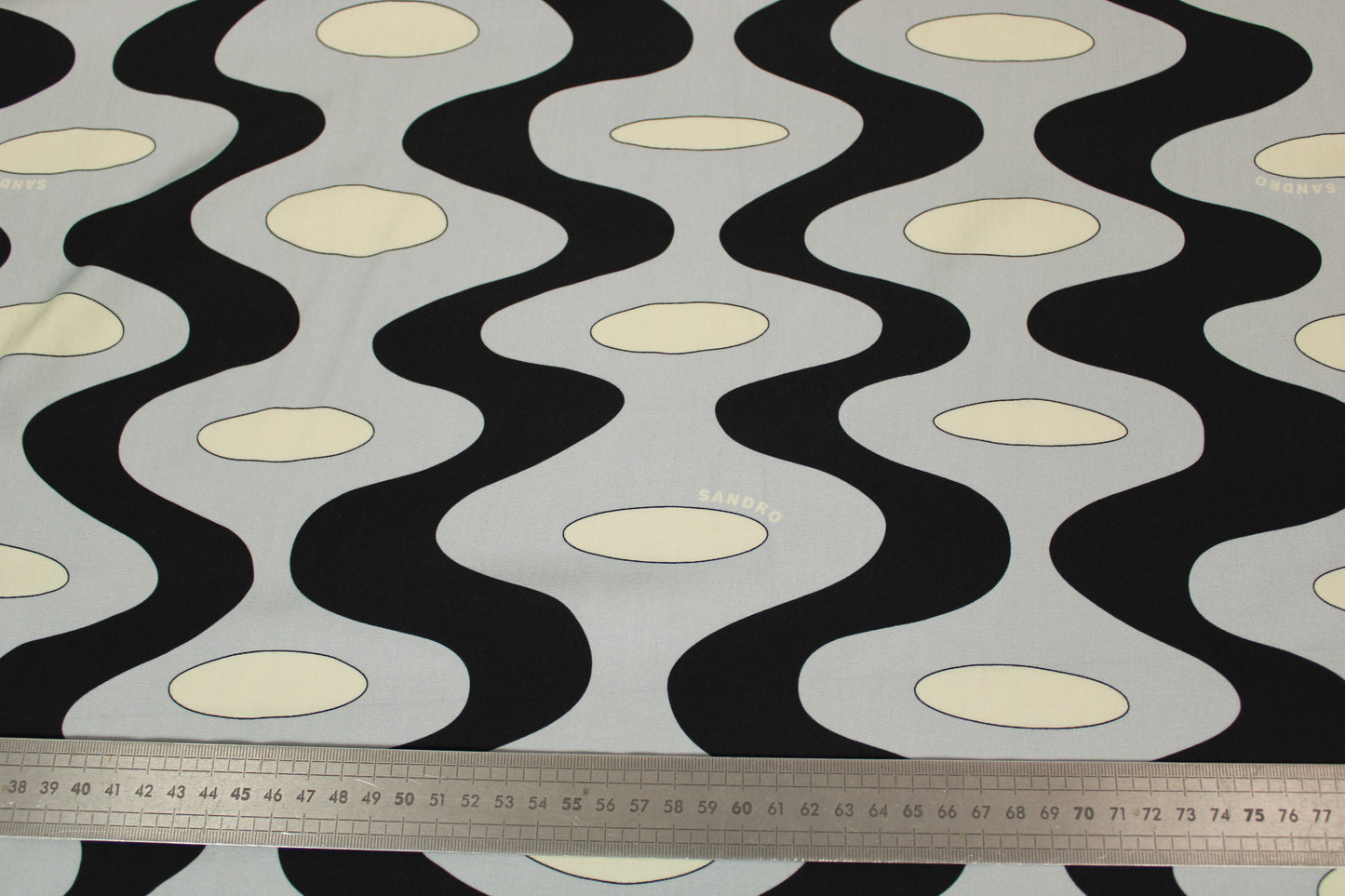 Tissu viscose - imprimé géométrique - ton gris bleu - photo 4/4 | So Tissus