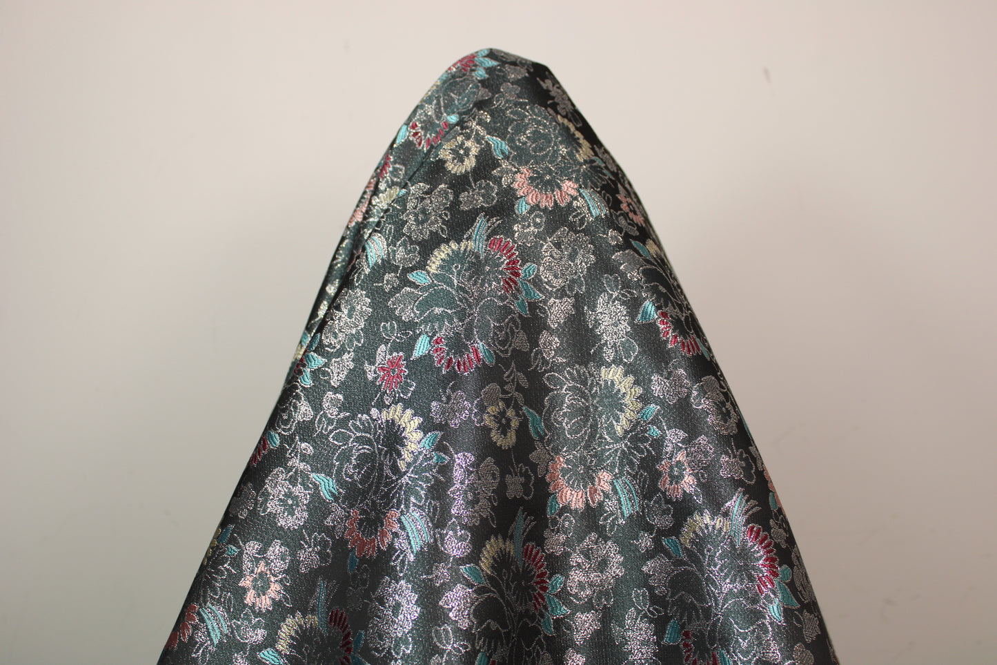 Tissu brocart motif fleuri - gris et argenté - photo 4/4 | So Tissus