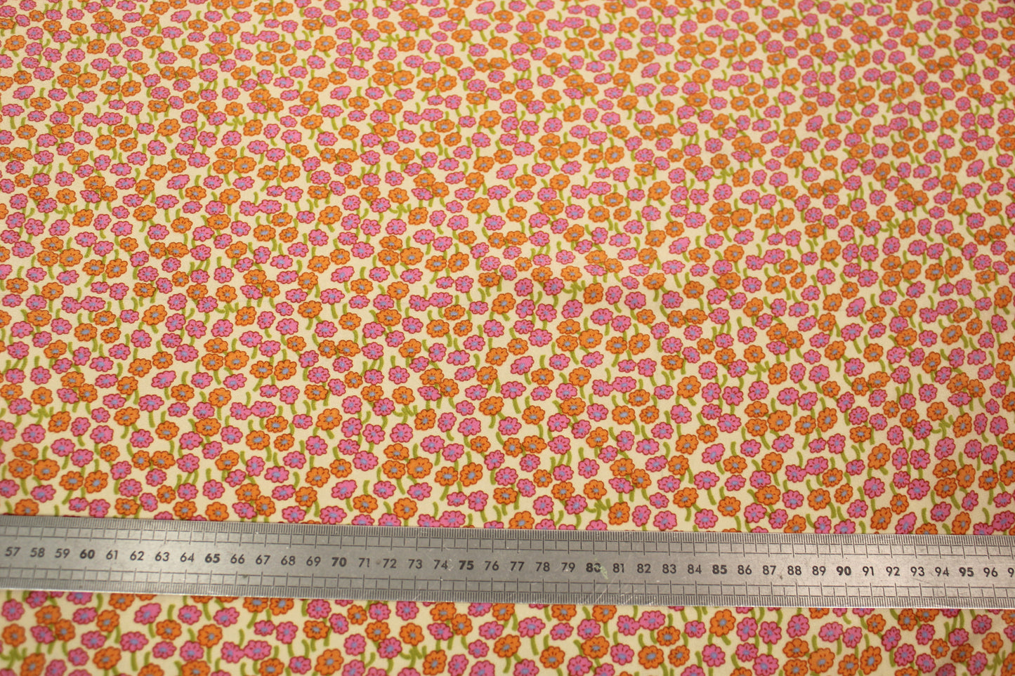 Tissu crêpe de chine 100% soie - imprimé fleurs rose et orange - photo 4/4 | So Tissus