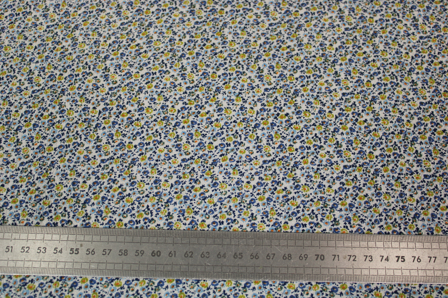 Tissu crêpon de soie - petite fleurs bleues et vertes - photo 4/4 | So Tissus