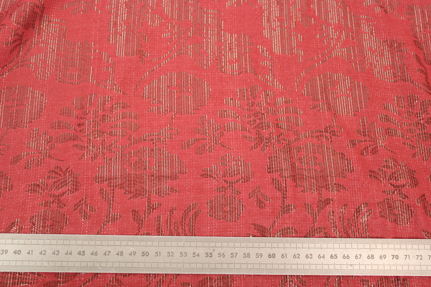 Tissu brocart - imprimé fleur - ton rouge nacarat - photo 4/4 | So Tissus
