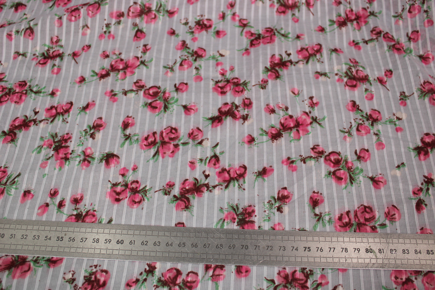 Tissu voile de coton - imprimé fleurs roses - ton bleu ciel - photo 4/4 | So Tissus