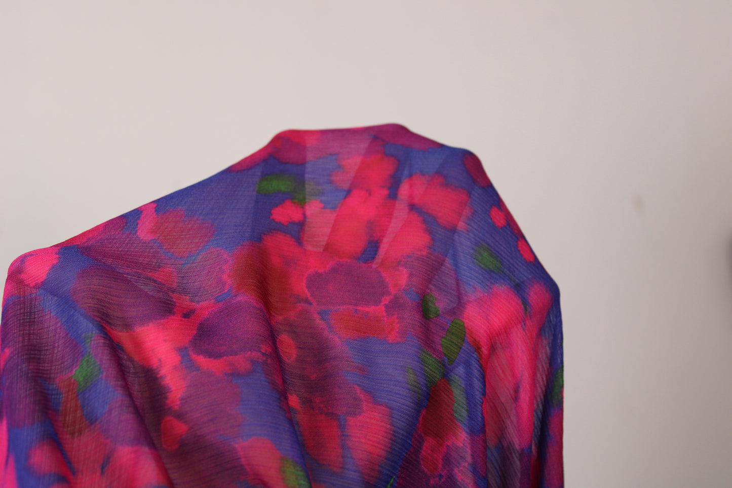 Tissu crêpon georgette - fleurs tacheté - fuchsia et violet - photo 6/6 | So Tissus