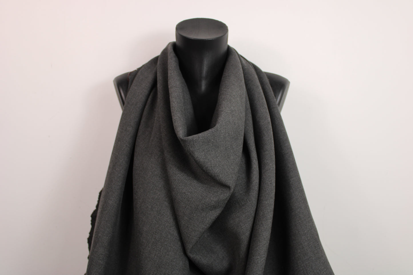Tissu crêpe lourd - gris anthracite - photo 4/4 | So Tissus