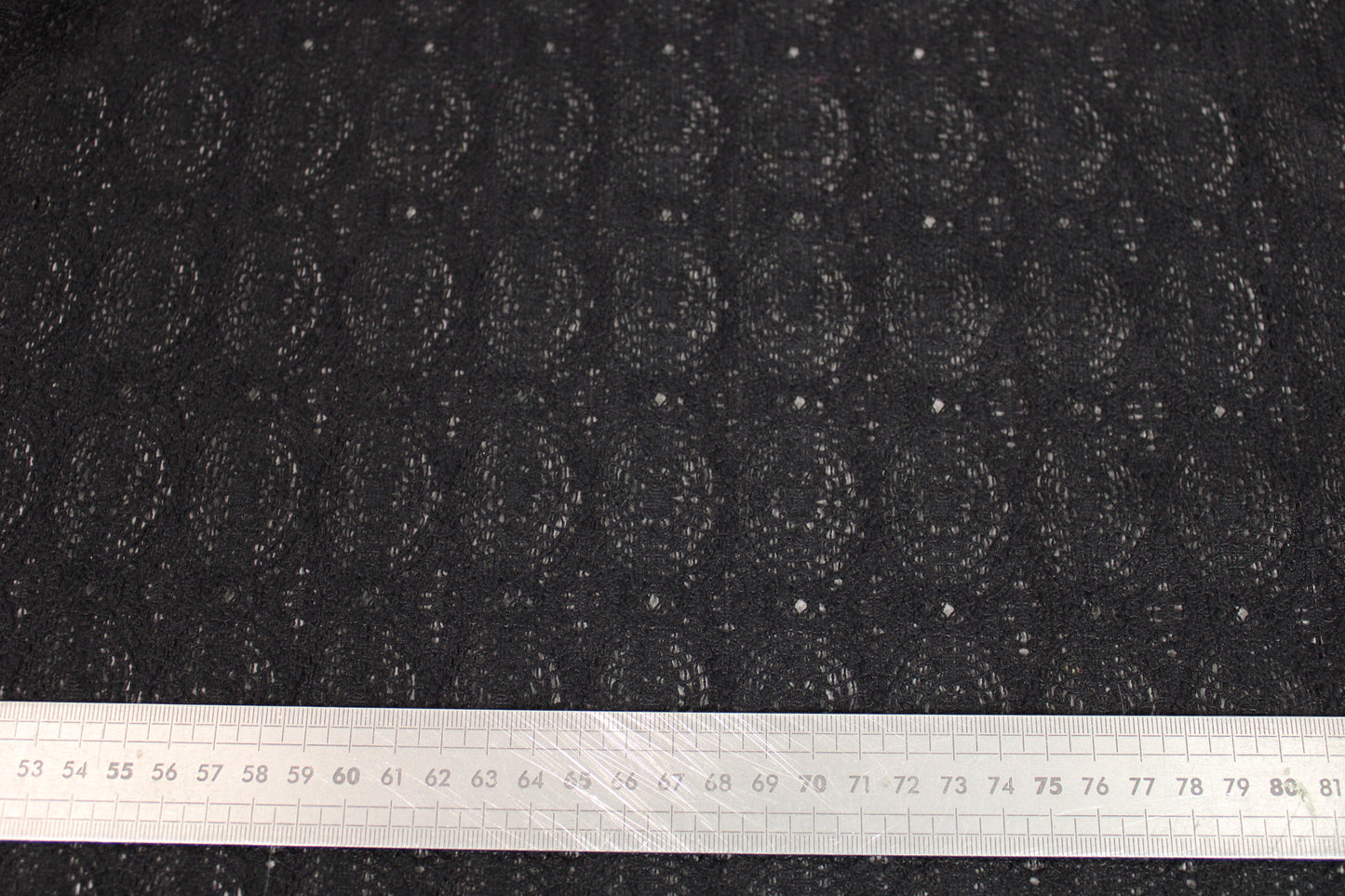 Tissu guipure motif circulaire - noir - photo 5/5 | So Tissus