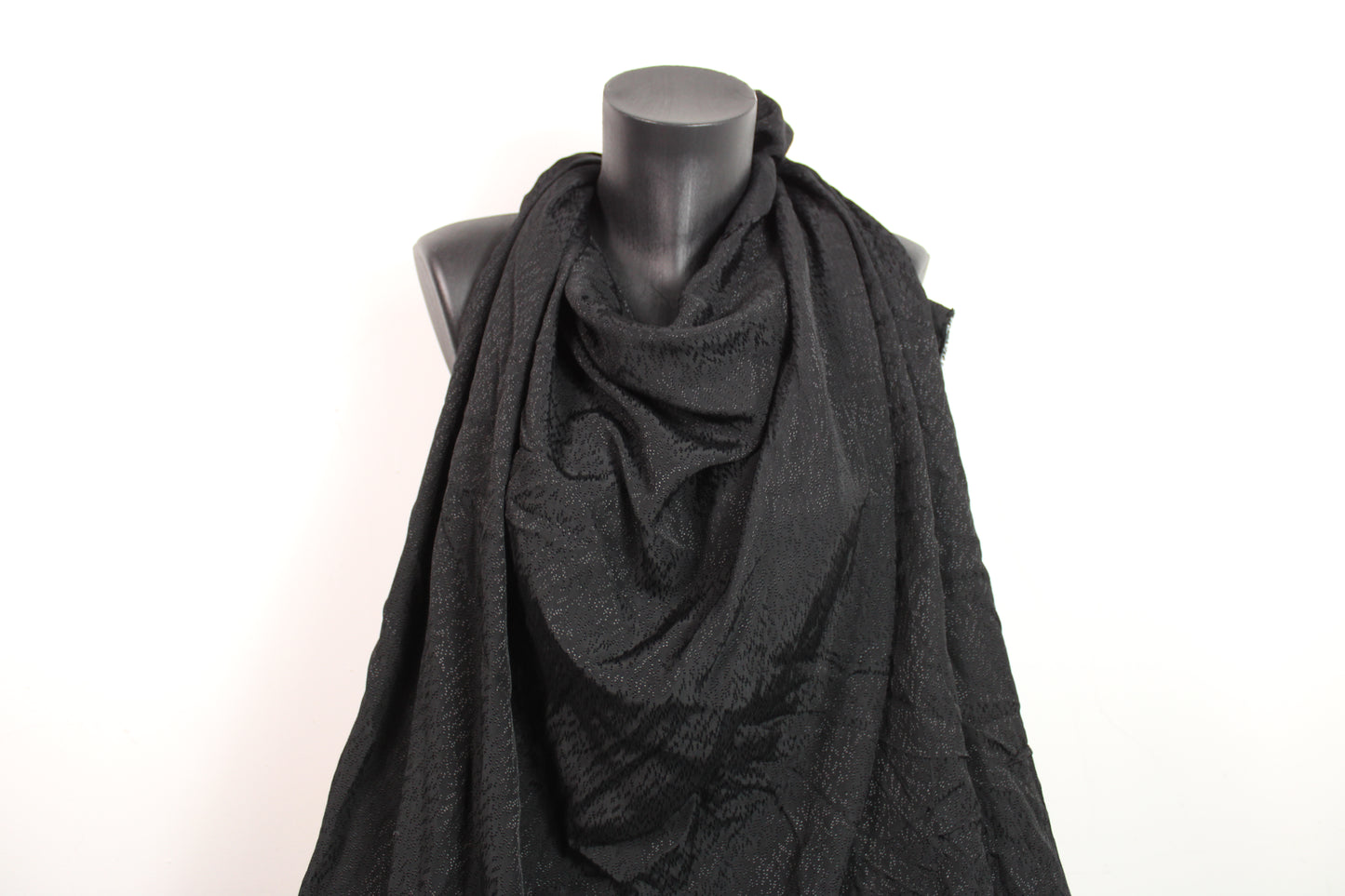 Tissu viscose - effet brodé - noir - photo 4/4 | So Tissus