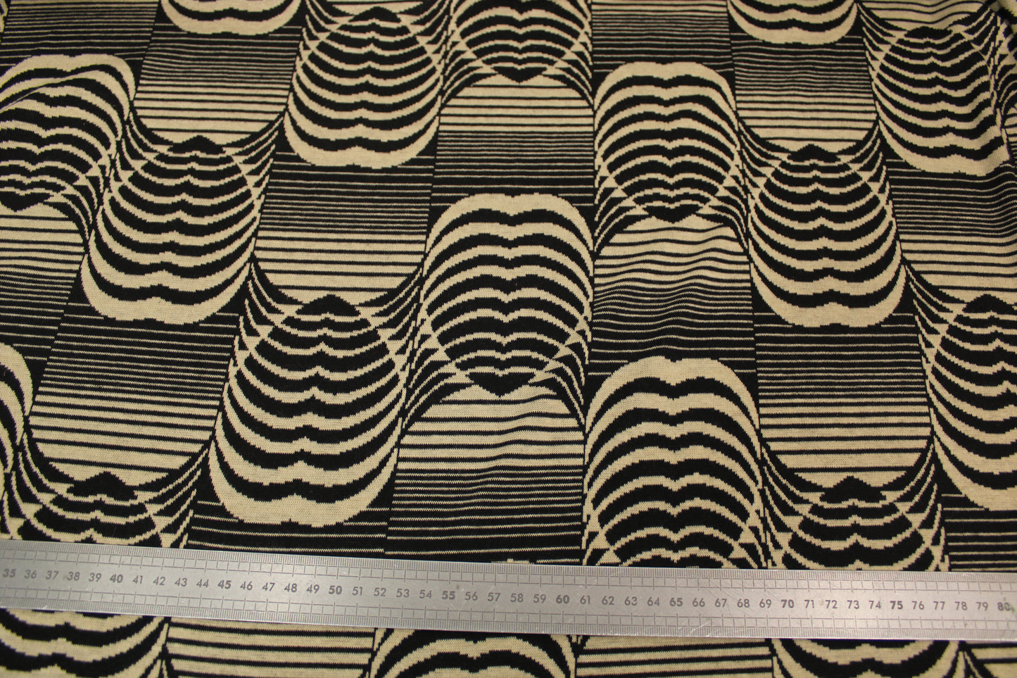 Tissu maille - imprimé coeur abstrait - beige et noir - photo 5/5 | So Tissus