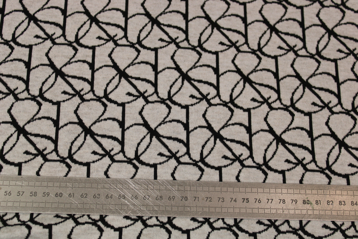 Tissu maille - imprimé doodling - écru et noir - photo 5/5 | So Tissus