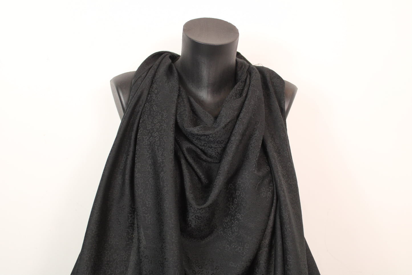 Tissu voile de soie et coton- imprimé fleuri - noir - photo 4/4 | So Tissus