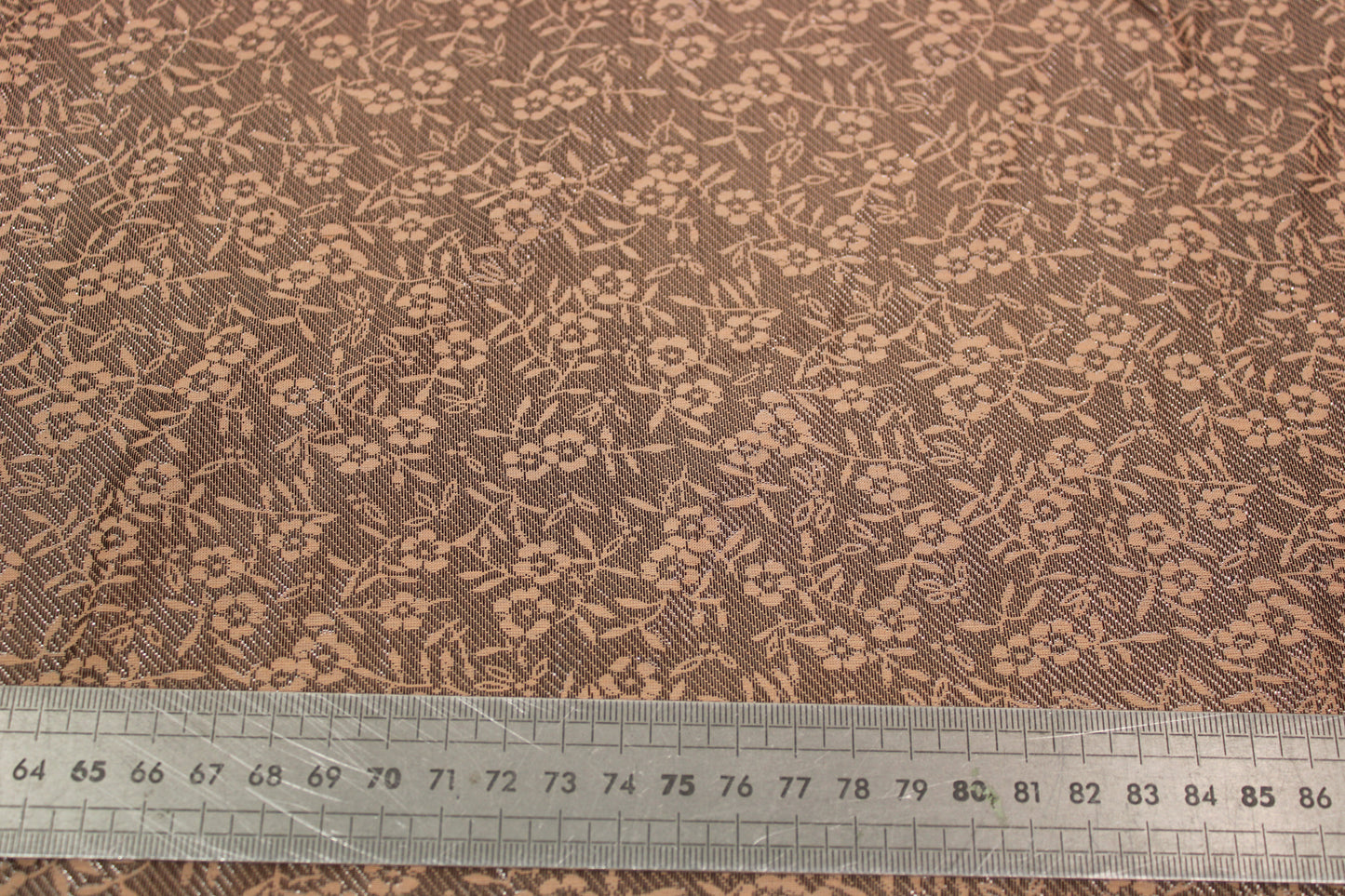 Tissu jacquard viscose et lurex - motif fleuri - nude et argenté - photo 5/5 | So Tissus