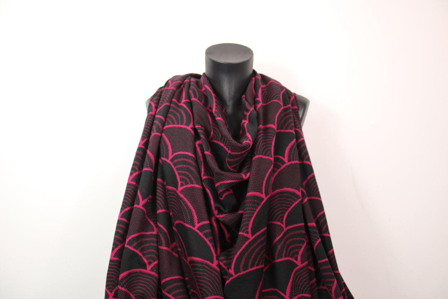 Tissu maille - imprimé écaille - magenta et noir - photo 4/4 | So Tissus