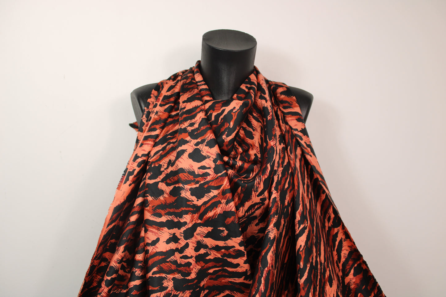 Tissu twill de soie - imprimé leopard - ton orangé - photo 4/4 | So Tissus