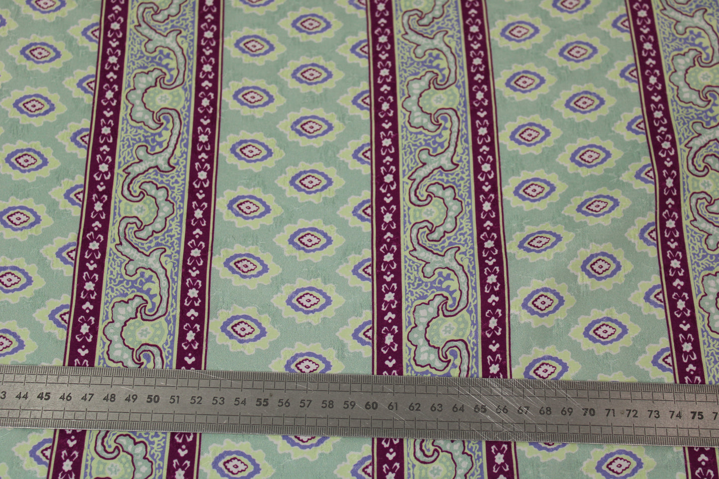 Tissu viscose - imprimé abstrait - rayure violette - ton vert d'eau - photo 5/5 | So Tissus