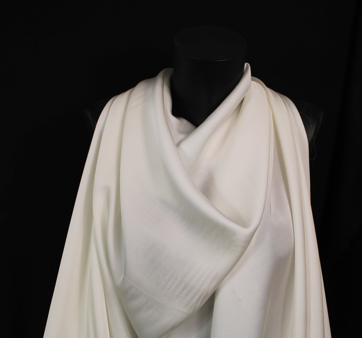 Tissu satin de viscose - blanc - photo 4/4 | So Tissus
