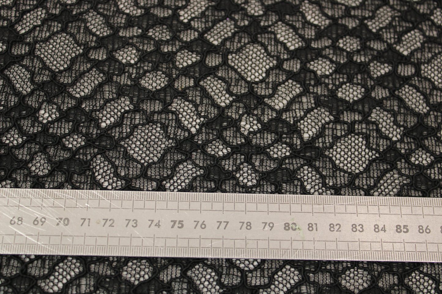 Tissu dentelle geométrique - noir - photo 5/5 | So Tissus