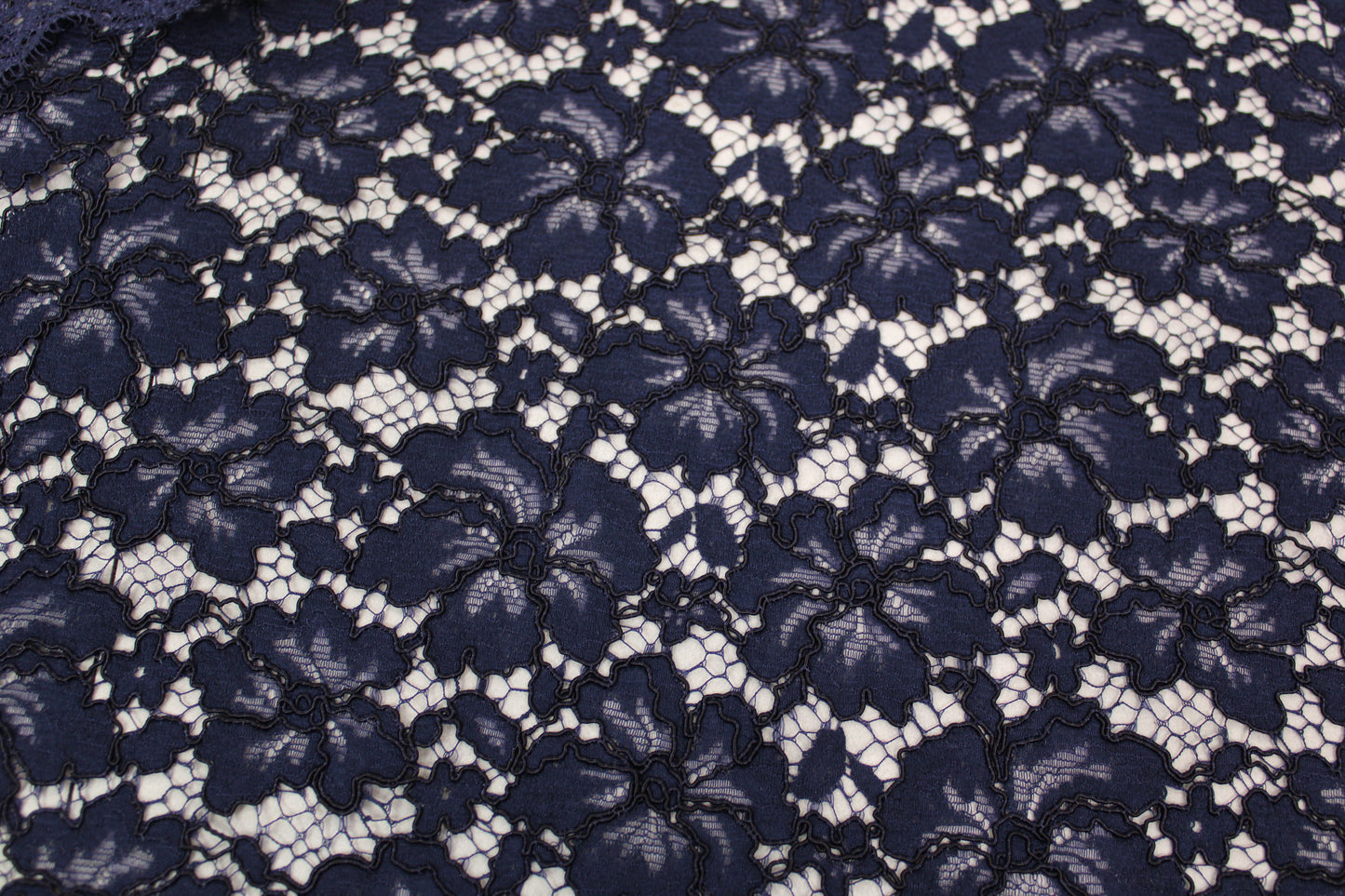 Tissu dentelle fleuri - bleu marine - photo 5/5 | So Tissus