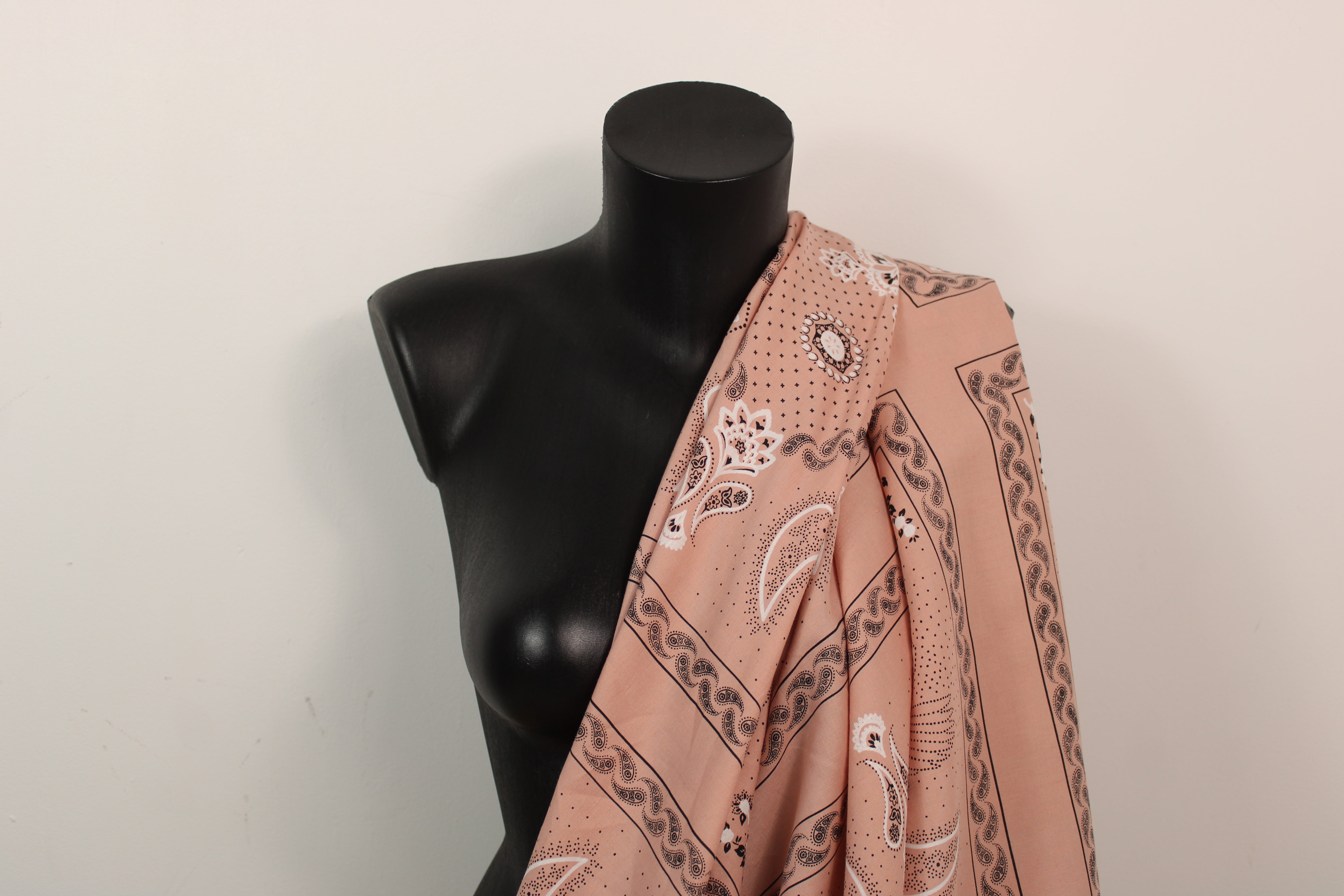 Tissu Viscose Imprimé Cachemire Vintage - 164 Cm X 180 Cm, Motif Floral, Fabrication Française