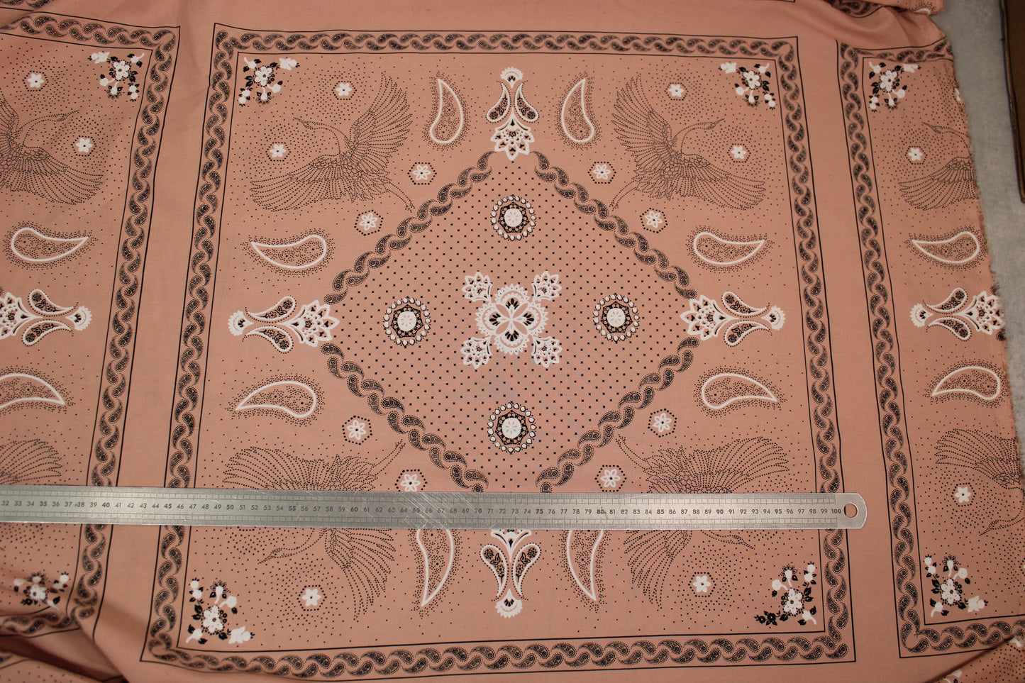 Tissu viscose - imprimé cachemire et fleur - ton rose - photo 5/5 | So Tissus