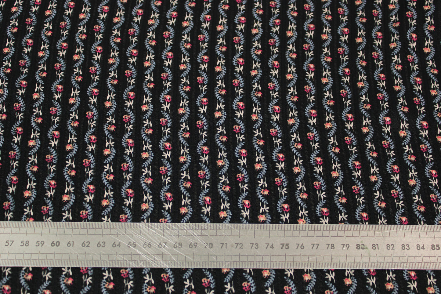 Tissu voile de coton - à rayures - noir - fleuri - ton bleu et rose - photo 5/5 | So Tissus