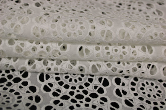 Tissu broderie anglaise - blanc - photo 2/5 | So Tissus