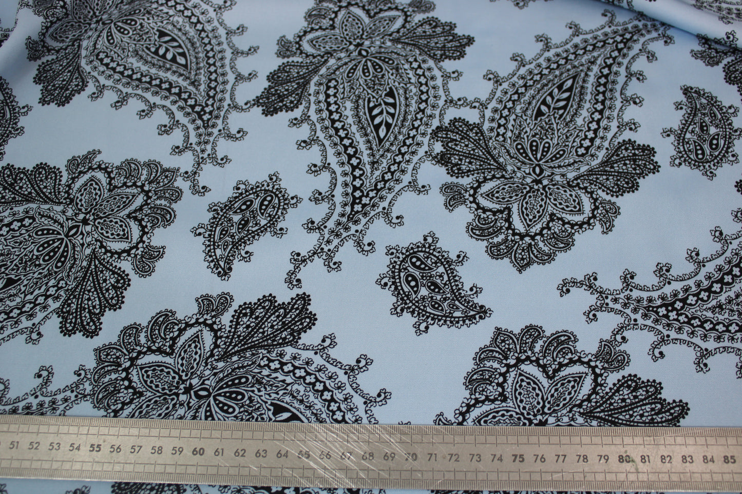 Tissu twill - imprimé cachmire - bleu ciel et noir - photo 5/5 | So Tissus