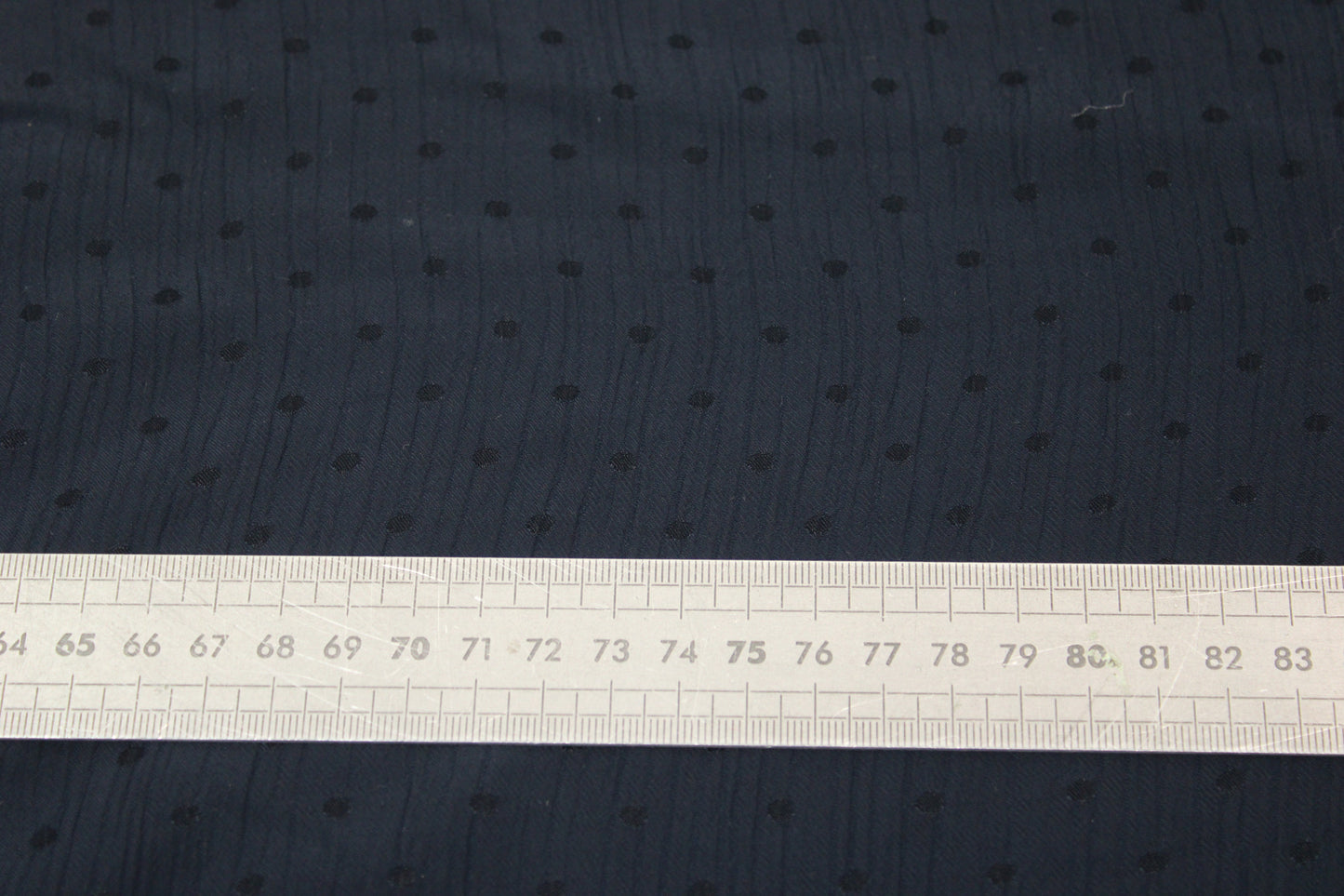 Tissu crêpon viscose - à pois - bleu marine - photo 5/5 | So Tissus